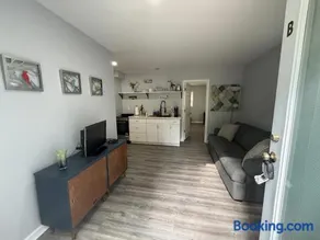 Cozy and Chic Burlington Retreat - Image 2