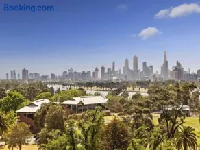 Large Two Bedrm Art Deco Apartment - City, Bay & Sunset Views - Image 3