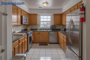 Huge 3BR Urban Gem just 3 miles to NYC plus Free Parking - Image 3