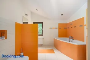 Golden Villas - Cozy Family Villa with Garden & Sauna, Konstancin - Image 5