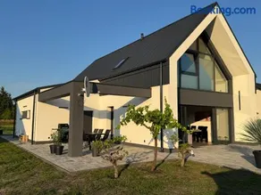 Dom z Widokiem całoroczny z linią brzegową i basenem - Image 1