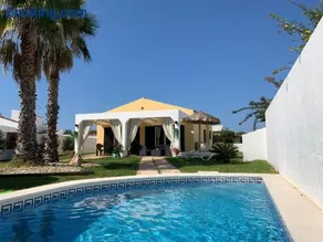 Chalet con piscina en Menorca - Image 1