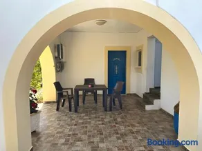 Green Parrot Apartments - Image 2