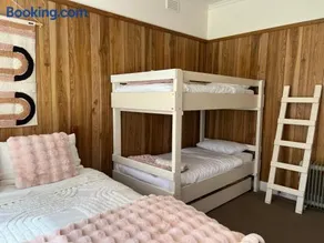 Homey Beach Cottage with Spa, walk to beach - Image 4