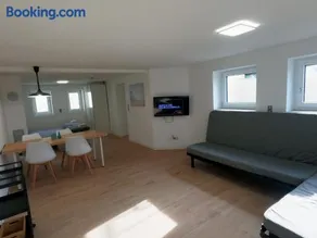 Newly built Hiloa studio apartment stylishly furnished - Image 2