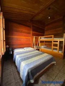Quarto Outono em Casa de Madeira com Piscina no Alto da Serra - PetFriendly - Image 4