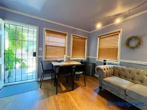 Sweet Home 1 King bed 1 Queen Bed with Ample Parking Only 2mins to Freeway - Image 4