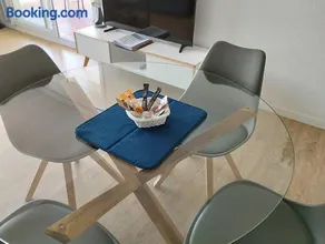 Atico of 3 rooms, total 130m² just for you with a 60 m² terrace, swimming pool, mountain and marina view. - Image 4