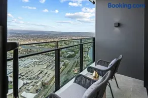 Stylish 1BR Apartment in Broadbeach - Image 1