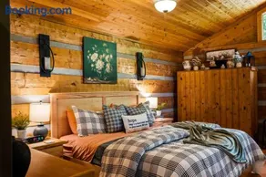 View Hot Tub-Sauna-Fire Pit-Fireplace-Honeymoon - Image 4