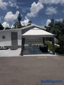Airy 2 Bedroom in North Fort Myers Near Many Attractions - Image 1