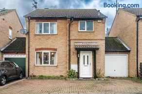 J&J stays 5 bedroom detached house in Peterborough with parking - Image 3