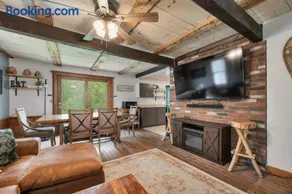 Cozy NH Retreat l HOT TUB 25min to Loon - Image 1