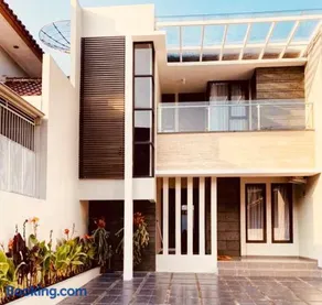 Platinum Setrasari Guest House 5BR Private Pool Bandung - Image 2