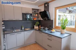 Modern apartment with mountain views - Image 1