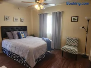 Charming 1-bed apt, cook-ready kitchen, laundry, 5-8 mins to U of A and Downtown - Image 2