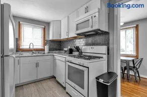 Beautiful 2 Queen Bed Lower Apartment in North Buffalo with Free Driveway Parking! - Image 3