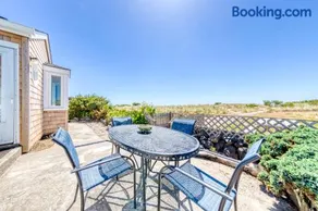 Cheri's Oceanfront Getaway - Image 2