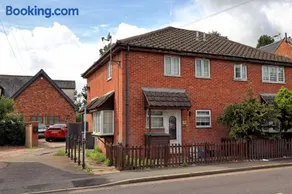 Quirky 2-Bed Brentwood Home Near High St & Station - With Parking - Image 5