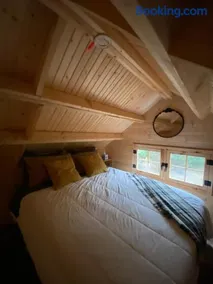Cozy Woodland Bunkie Outdoor Shower WiFi - Image 3