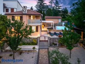 Mary's Villa with Heated Pool, Billiards, Darts, Playground & EV Plug - Image 2