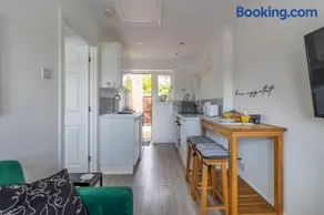 Stylish one bedroom garden suite - Image 4