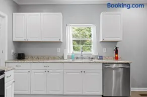 Near Downtown Park & Zoo Trendy Ridgeland Tudor - Image 5