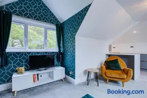 Large 3 Bedroom Apartment with Free Parking near Beach and Meyrick Park Fast WiFi - Image 3