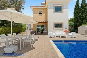 Claudine's Haven by Ezoria Villas - Image 2