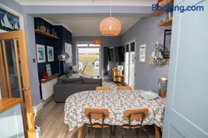 Stylish Apartment with Balcony, Views and Parking - Image 4