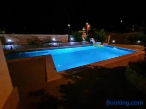 Luxury apartman Ani Sutivan Brač s bazenom i jacuzzijem - Image 1