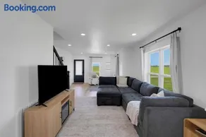 The Oasis Country 3 BR Farmhouse - Image 2