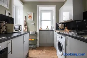 Trendy 2 Bed Flat - Near Airport - Image 4