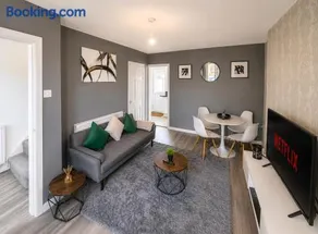 Modern 2 Bedroom Home in Liverpool With Free Parking - Image 3