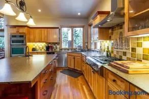 Sunriver Riverfront Escape Spacious 4 Bedroom Home with River Access and Pet-Friendly Features - Image 3