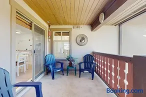 Relaxing mountain-view condo with shared hot tub pool & more-walk to ski lifts - Image 2