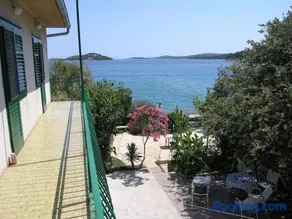 Beachfront House with garden and two terraces - Image 1