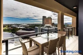 Great views Penthouse on North Terrace - Image 1