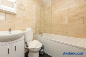 Sutton Cottage - 4 Bed House in City Centre - Image 3