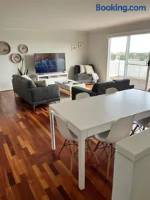 One Merino Panoramic Beach House Modern Sleeps 10 - Image 2