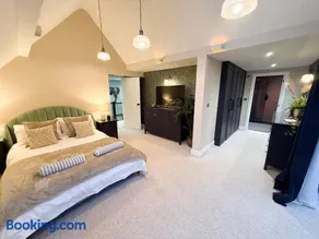 Beautiful 4-Bed Home - Gated Parking with EV Charging - Garden - Image 5