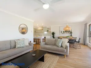 Tumut Unit 2 - Balcony With Tweed Harbour Views - Image 3