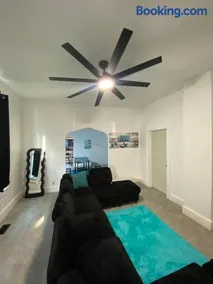 Modern oasis close to downtown & centrally located - Image 3