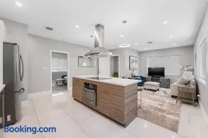Hollywood Hideaway Luxe 3BR Escape - Image 2