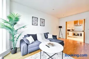 Bright Riverside 2 Bed Haven with Balcony - Modern Comfort in Battersea - Image 5