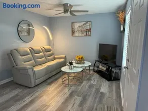 Modern 2BR Apartment near Downtown Shelbyville - Image 1