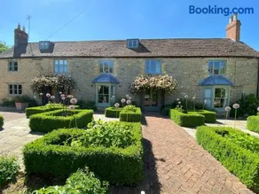 Beautiful Period Home with Heated Pool - Image 1