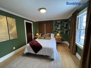 Cozy Colonial Home Hot tub, Game Room ,Home Theatre,Karaoke - Image 4