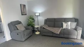 Newly Renovated Stylish Home 3 Queen Beds Netflix Gaming TV - Image 3