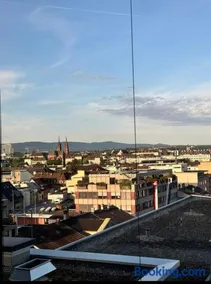 Room with an amazing city view - Image 4